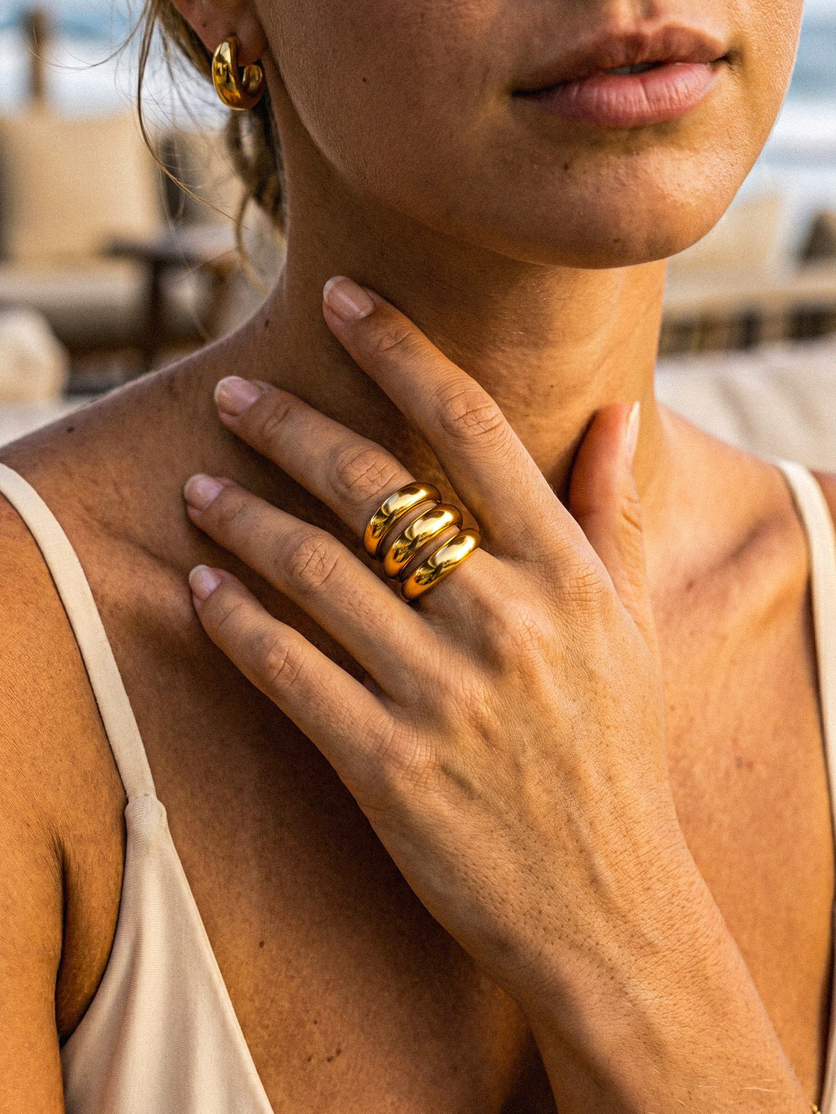 Noemi-Bolt Hoops