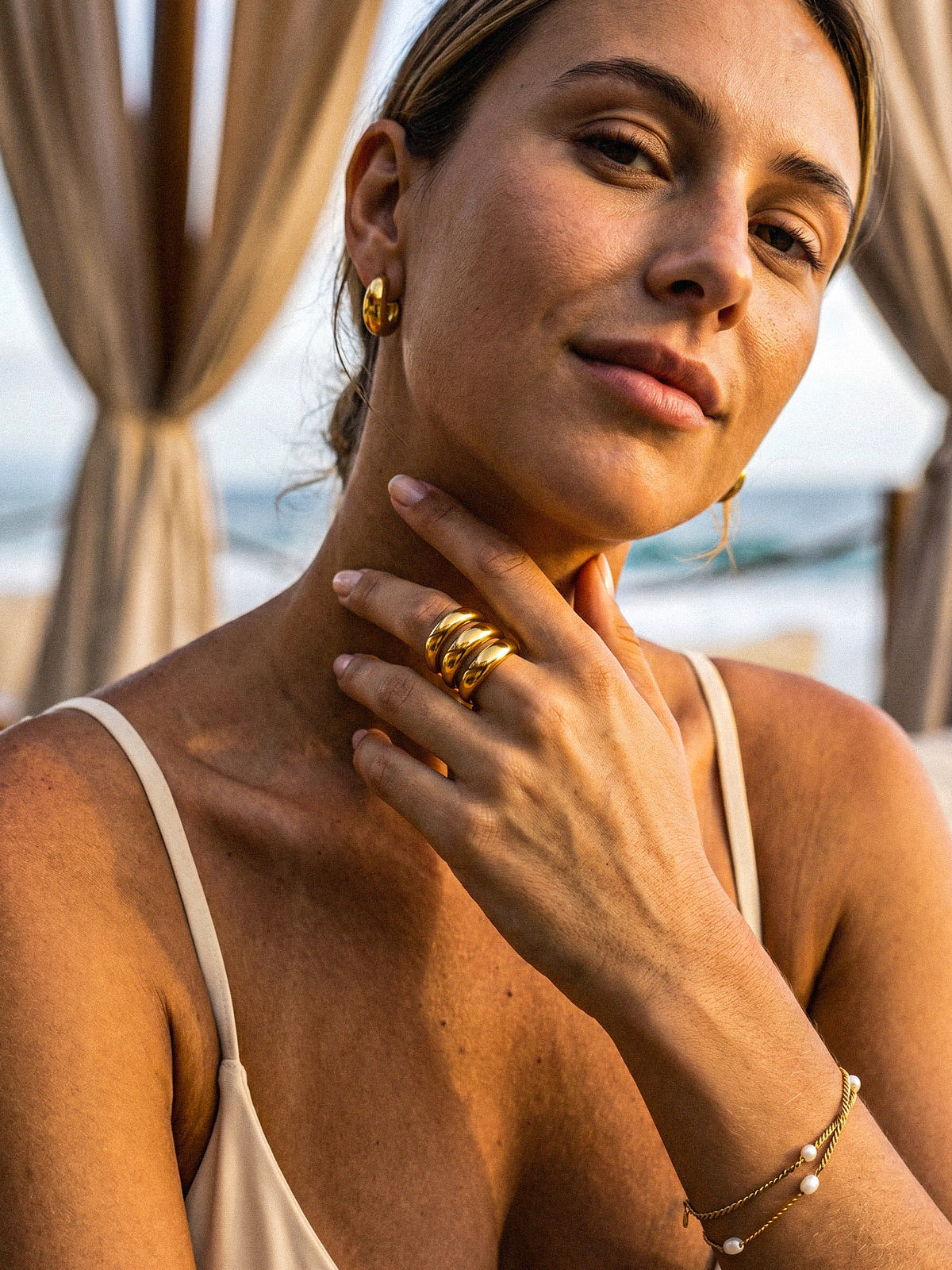 Noemi-Bolt Hoops