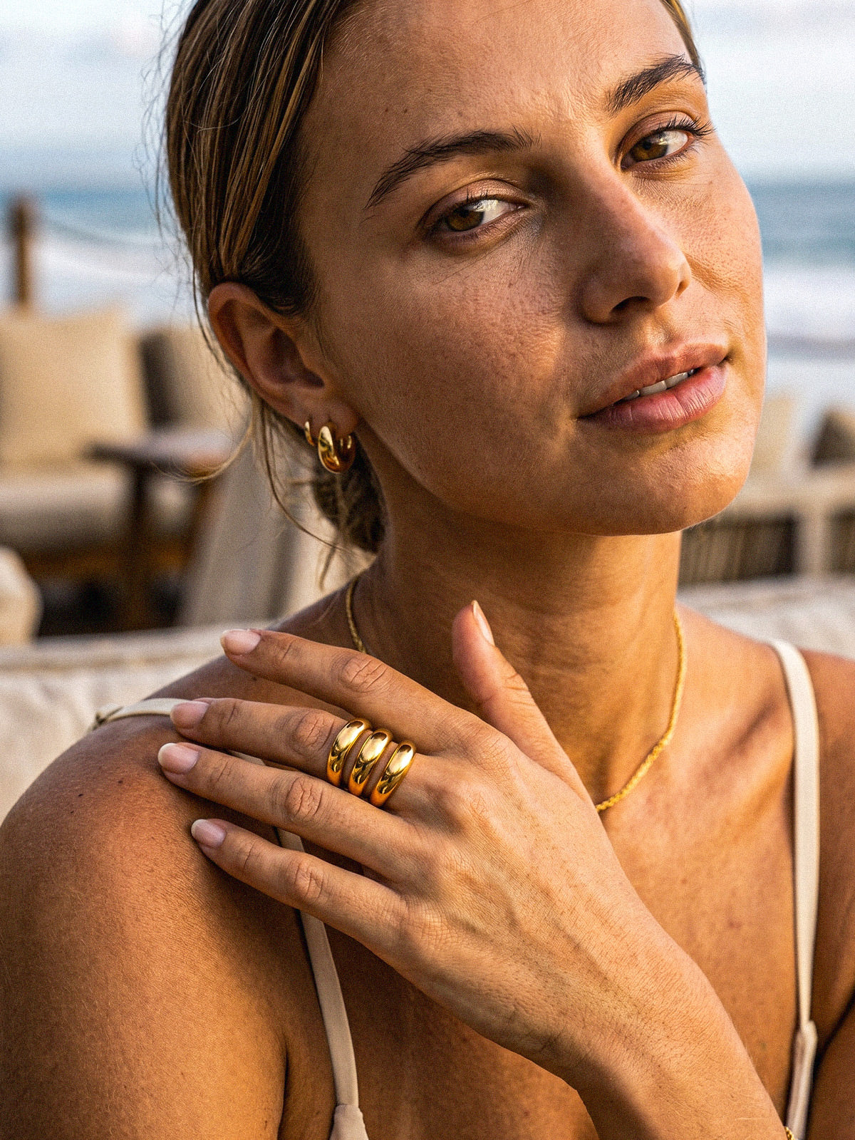 Noemi-Bolt Hoops